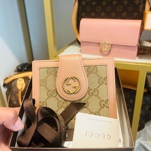 SOLD! Gucci medium wallet
